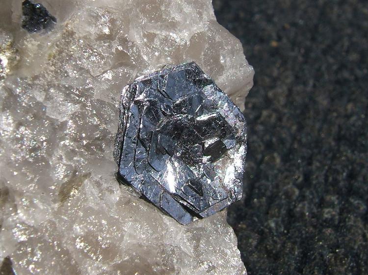 图为生长在石英上的辉钼矿,即二硫化钼,tmd应用于半导体
